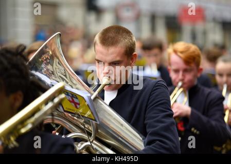 CHRIST's HOSPITAL SCHOOL BAND bei der Lord Mayor's Show Prozession Parade entlang Cheapside, London. In der Stadt Stockfoto