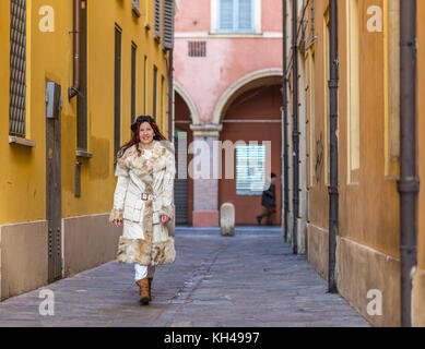American Nobel touristische Wandern in den Straßen von Modena in Italien Stockfoto