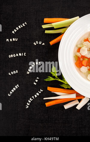 Gesunde Suppe essen von oben. Gemüsesuppe. Menü, Petersilie, Suppe, Essen, gesund, Gemüse - Worte von Alphabet Nudeln gemacht. Stockfoto