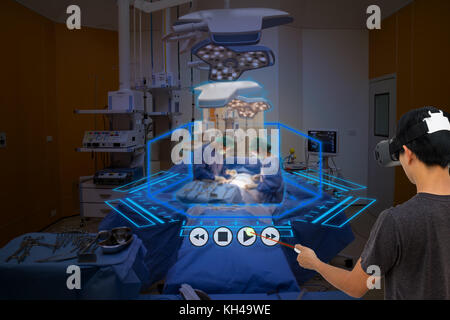 Smart Medizintechnik Konzept, Student der Medizin mit Augmented Reality Technologie in Betrieb Zimmer für das Erlernen der Patientin, in 3d, kann es Stockfoto