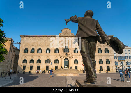 Statue von Manwel Dimech vor der Auberge de Castille, Castille Square, Valletta, Malta Statue von Manwel Dimech vor der Auberge de Castille, Stockfoto