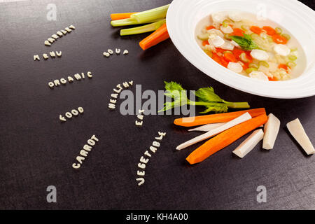 Gesunde Gemüse Suppe mit verschiedenen Gemüse und Worte von Alphabet Nudeln gemacht. gesunde Ernährung Gastronomie Hintergrund. Stockfoto