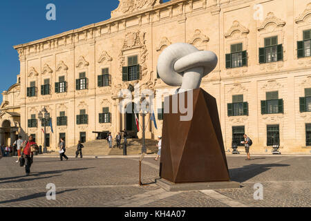 Auberge de Castille vor der Auberge de Castille, Castille Square, Valletta, Malta Knotendenkmal vor der Auberge de Castille, Castille Squa Stockfoto