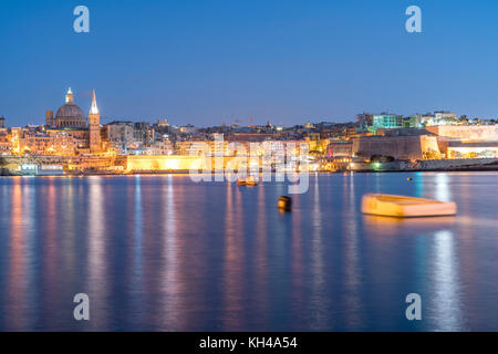 Stadtansicht in der Abenddämmerung, Valletta, Malta | Stadtbild in der Dämmerung, Valletta, Malta Stockfoto