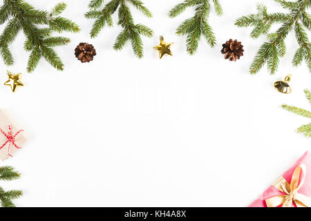 Weihnachten Hintergrund mit Tannenzweigen, Tannenzapfen, Weihnachtsgeschenk und Dekoration auf weißem Hintergrund Stockfoto