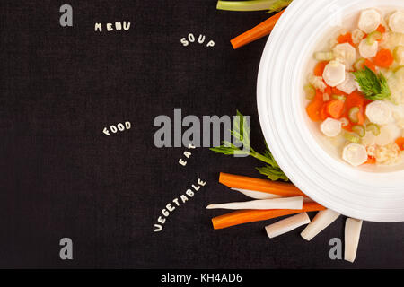 Gesunde Gemüsesuppe mit Alphabet Nudeln von oben. abc pasta Buchstaben. Mittagsmenü. gemüsebrühe Bouillon. Stockfoto