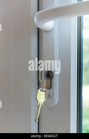 In der Nähe von Key in weißem UPVC-Terrasse Tür des Hauses Stockfoto