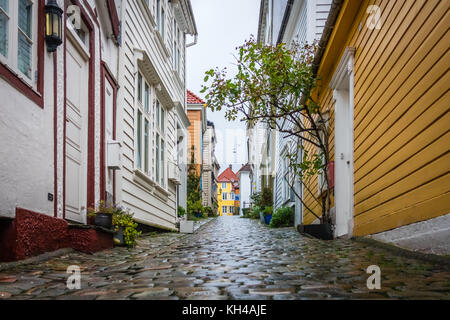 Engen kopfsteingepflasterten Straßen zwischen traditionellen alten bunten Häuser im alten Teil der Stadt Bergen, Norwegen Stockfoto