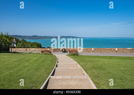 Blick auf den Balaton mit Schiffen aus Tihany, Ungarn Stockfoto