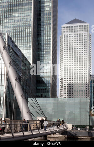 Fußgängerbrücke über das Wasser mit Tower Blocks hinter, Canary Wharf, London Stockfoto