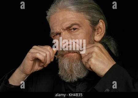 Nahaufnahme Portrait von Alter grauhaariger Mann. Stockfoto