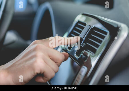 In der Nähe der Finger drücken von Tasten im neuen Auto. Stockfoto