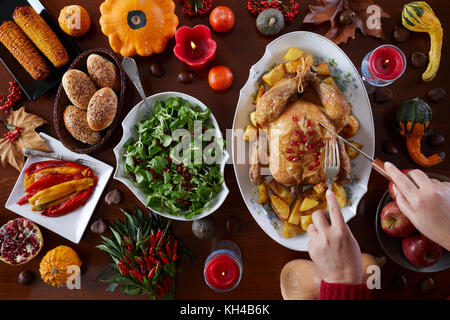 Thanksgiving traditionell Essen auf den Tisch mit Kürbissen, Beeren, Kastanien, Blätter und Kerzen geschmückt. Flach, Overhead shot. Stockfoto