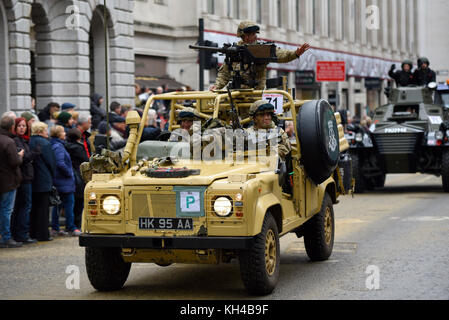 Royal Yeomanry Leichte Kavallerie Armee-reserve Regiment bei des Herrn Bürgermeister zeigen Prozession Parade entlang Cheapside, London. Menschenmassen in der Stadt Stockfoto