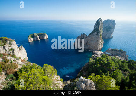 Blick auf die berühmten Faraglioni Felsen und Klippen der Insel Capri in Italien. Stockfoto