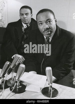 Dr. Martin Luther King, Jr. und Andrew Young während einer Pressekonferenz in Arlanda in Stockholm, Schweden, am 10th. Dezember 1964, dem Tag, an dem Dr. King den Friedensnobelpreis erhielt. Stockfoto