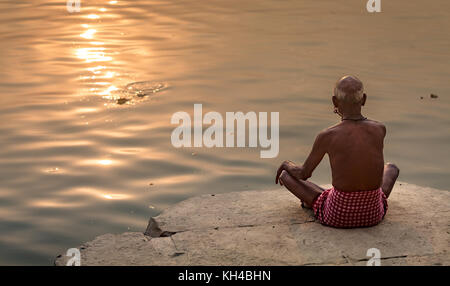 Varanasi Stadt Architektur mit alten verwitterten Gebäude entlang des Ganges River Bank. Stockfoto