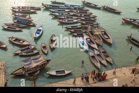 Varanasi Indien ganges River Bank Luftaufnahme mit alten architektonischen Gebäuden und Boote aus Holz entlang der Ganga Fluss Ghat. Stockfoto
