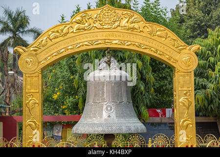 Riesige Glocke mit gravierten Manuskripte an der buddhistischen Tempel in mulagandhakuti vihara Sarnath, Varanasi, Indien. Stockfoto