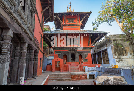 Antike Tempel mit aufwändigem Artwork der hinduistischen Gottheiten in Varanasi Indien Stockfoto