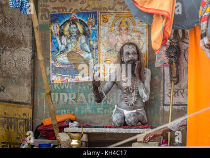 Varanasi sadhu Baba in Esche an der Ganga Flusses varanasi Indien abgedeckt Stockfoto