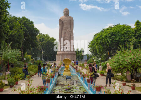 Gigantische Skulptur Stehender Buddha 80 Fuß hoch im Wat Thai Kloster Sarnath, Varanasi, Indien. Stockfoto