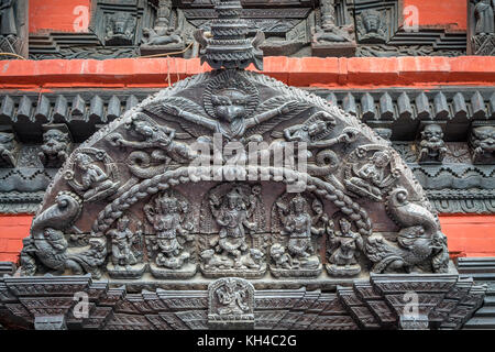 Antike Tempel mit aufwändigem Artwork der hinduistischen Gottheiten in Varanasi Indien Stockfoto