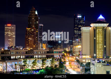Die Lichter der Innenstadt von Tampa und dem Tampa Convention Center bei Nacht. Stockfoto