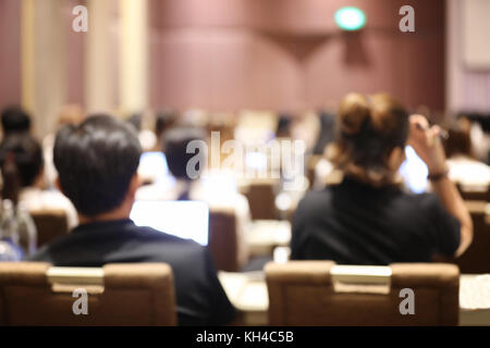 Abstrakte verschwommenen Hintergrund der Mitarbeiter Seminar- und De-Schwerpunkt teamwork Personal arbeiten Tagung im Konferenzraum mit Projektor Bildschirm. Stockfoto