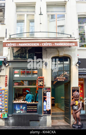 Brüssel, Belgien - April 2015: Le funambule, berühmten hausgemachten Waffel Shop am Grand Place entfernt Nächste pis Wahrzeichen Manneken in Brüssel, Belgien Stockfoto