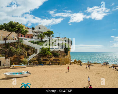 Carvoeiro, Portugal - Oktober 20, 2017: Carvoeiro Strand an der südlichen Atlantikküste Portugals. Stockfoto