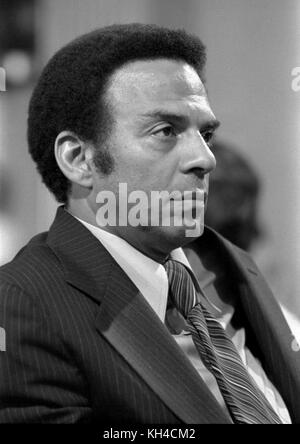 UN-Botschafter Andrew Young im Unterausschuss für Auswärtige Beziehungen für afrikanische Angelegenheiten am 6. Juni 1977. Botschafter Young war ein früher Führer in der Bürgerrechtsbewegung und ein enger Vertrauter von Martin Luther King. Young würde später als der Bürgermeister von Atlanta von 1982-1990 dienen. (Foto von Thomas J. O’Halloran) Stockfoto