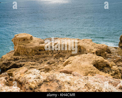 Reef Formation aus Sandstein an der Küste von Carvoeiro im südlichen Portugal Stockfoto