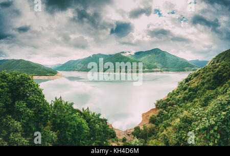 Zhinvali Reservoir in Georgien, dusheti Gemeinde, mtiuleti Region, auf dem Fluss aragvi. Es verfügt über eines der größten Wasserkraftwerke in Georg Stockfoto