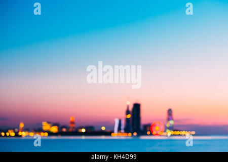 Abstrakte natürliche verschwommen Bokeh boke Hintergrund beleuchtetes Riesenrad, Wolkenkratzer und moderner urbaner Architektur in Damm des georgischen Resort Stockfoto