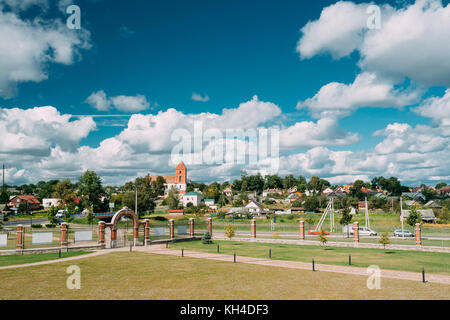 Mir, Belarus. Landschaft der Häuser des Dorfes und Old Saint Nicolas römisch-katholischen Kirche. bekannte Wahrzeichen. Stockfoto