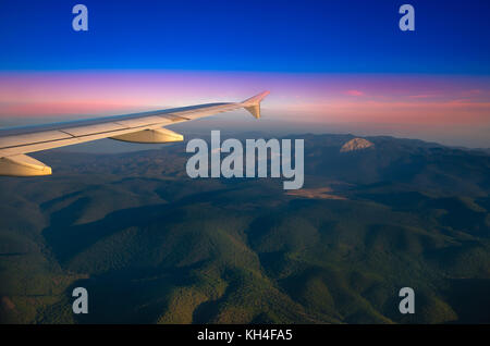 Blick aus dem Flugzeug Fenster am Himmel. Flug über die Ägäis. Stockfoto