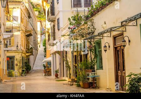 Nafplio - einer der engen, kopfsteingepflasterten Gassen mit der neoklassischen gut erhaltene Gebäude der Altstadt. Stockfoto