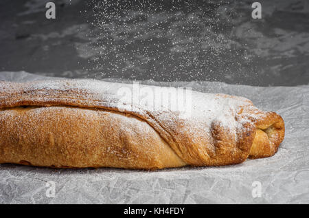 Apfelstrudel mit Rosinen und Mandeln. Ansicht von oben Stockfoto