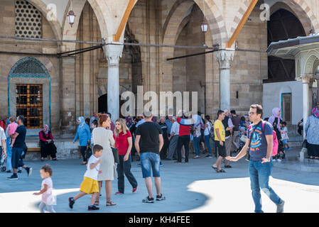 Menschen besuchen das Mevlana Museum in Konya, Türkei. 28. August 2017 Stockfoto