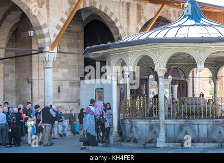 Menschen besuchen das Mevlana Museum in Konya, Türkei. 28. August 2017 Stockfoto