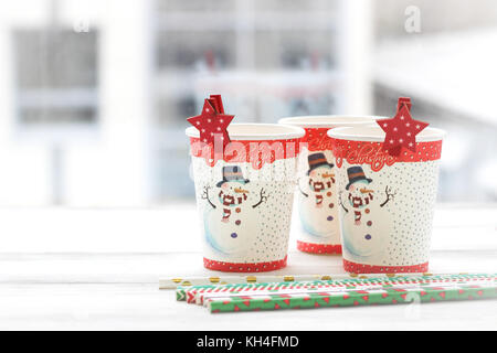 Festliche still life: drei Gläser mit ein Bild von einem Schneemann Stockfoto