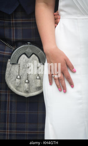 Nahaufnahme von Braut und Bräutigam trägt einen Kilt an der Hochzeit in Schottland Stockfoto