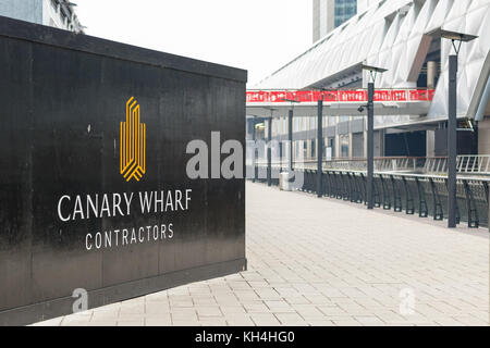 London, Großbritannien - 24 November, 2017 - neue Entwicklung Baustelle in Canary Wharf mit crossrail Station im Hintergrund Stockfoto