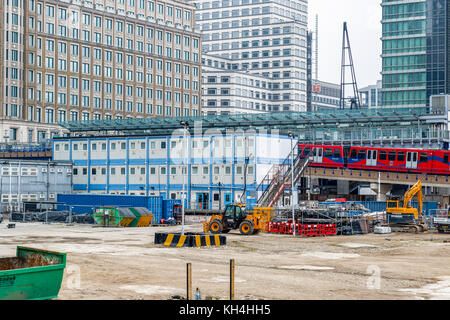 London, Großbritannien - 24. November 2017 - Baustelle des Crossrail Place in Canary Wharf mit DLR-Zug im Hintergrund Stockfoto