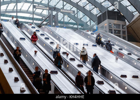 London, Großbritannien - 24. November 2017 - Eingang der U-Bahnstation Canary Wharf mit Pendlern auf Rolltreppen Stockfoto