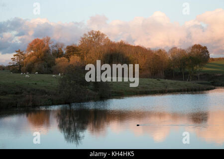 Außen auf dem Gelände der Herrenhaus Compton Verney in Kineton, Vereinigtes Königreich. Compton Verney Haus ist ein aus dem 18. Jahrhundert Herrenhaus in Compton Verney in der Nähe Kineton in Warwickshire, England, die umgewandelt wurde, die Compton Verney Galerie Haus. Das Gebäude ist eine denkmalgeschützte Haus im Jahre 1714 von Richard Verney, 11 Baron Willoughby de Brach gebaut. Stockfoto