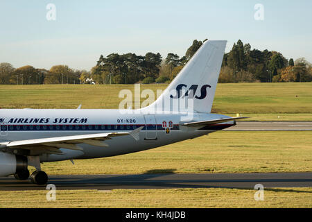 SAS Airbus A319 rollt am Flughafen Birmingham, UK (OY-KBO) Stockfoto