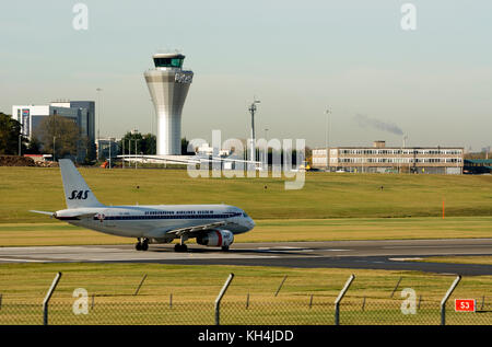 SAS Airbus A 319, die am Flughafen Birmingham, UK (OY-KBO) Stockfoto