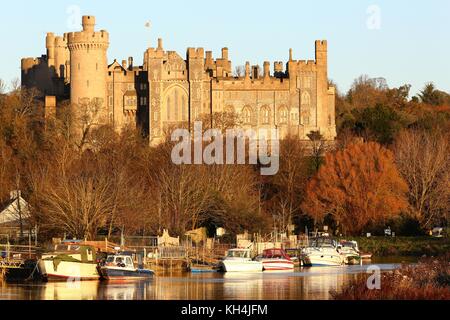 Arundel Castle und River Arun in Arundel, West Sussex. 13. Nov 2017. Bild von James Boardman Stockfoto